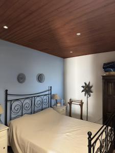 ein Schlafzimmer mit einem Bett und einer Holzdecke in der Unterkunft Casa da Muralha - Avis in Avis