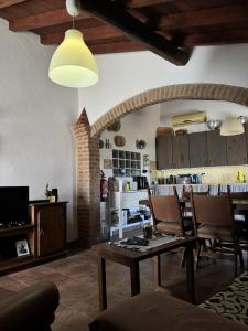 ein Wohnzimmer mit einem Tisch und einer Küche in der Unterkunft Casa da Muralha - Avis in Avis