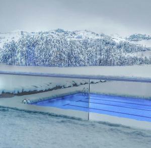 basen pokryty śniegiem i pokryty śniegiem drzewami w obiekcie Mori Sport Hotel w mieście Eskipazar