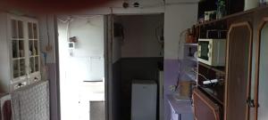 a small room with a kitchen with a microwave at погружение в природу in Drăsliceni