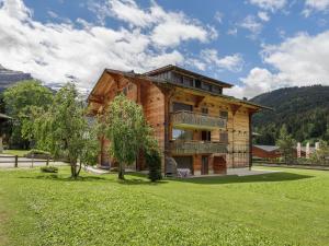 a log house with a balcony and a yard at Apartment Mon Abri B by Interhome in Les Diablerets