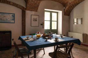 ブラにあるL'ombra della collinaの青いテーブルクロス付きの部屋のテーブル