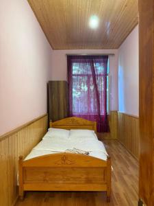 a bedroom with a bed and a window at Konstanta in Lentekhi