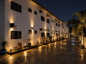 an empty street with a building at night at HOTEL TROPICAL in Jardim