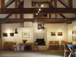 Gerersdorf bei GüssingにあるFerienhaus Kranzの椅子とテーブルのある部屋、絵画のある部屋