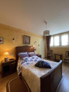 a bedroom with a large bed in a room at Gîte de la lionnaire in Orches