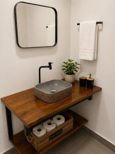 a bathroom with a sink and a mirror at Sely Suítes in Ametista do Sul