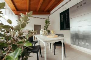 a dining room with a white table and chairs at The White House in Miglianico