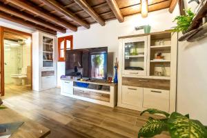 a living room with a fish tank in a cabinet at Casa Rural Guiniguada in Santa Brígida