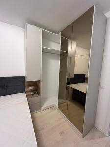 a bedroom with a mirrored closet and a bed at Adagio Studio Bar in Bar