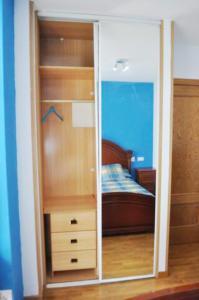 a closet with a mirror and a bed in a room at Villaviciosa in Villaviciosa