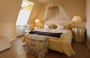 En eller flere senge i et værelse på Sophiendal Manor