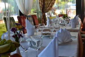 A restaurant or other place to eat at Hotel Les Jardins Carol