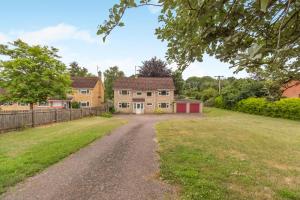 an image of a house with a driveway at 4 Bed in Halesworth oc-willho in Halesworth