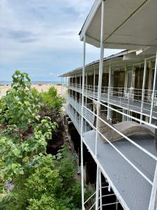 a building on the beach with the ocean in the background at Complex GEC-HISTRIA Mamaia in Mamaia