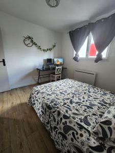 a bedroom with a bed and a desk and a window at Chambre chez Rena in Saint-Jean-de-Luz