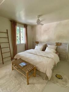 a bedroom with a large bed with a wooden headboard at L'évidence en Provence in Vachères
