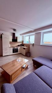 a living room with a couch and a coffee table at Ferienwohnung im Ellertal in Bockelnhagen