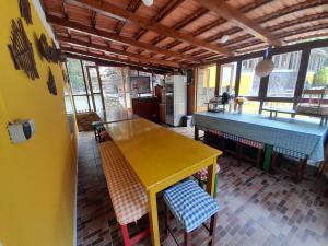 a dining room with a wooden table and chairs at Casa Das Ilhas in Paul