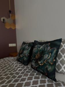 un letto con due cuscini sopra di Pērles a Līgatne