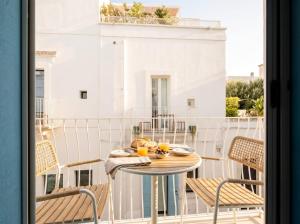 a balcony with a table and chairs on a balcony at Chiantera in Polignano a Mare