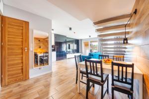 a kitchen and dining room with a table and chairs at Jantar Park in Jantar