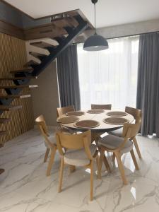 a dining room with a table and chairs at Gofahouse in Verkhovyna