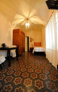 um quarto com uma cama e uma mesa num quarto em Erasmo Rooms & Breakfast em Finale Ligure