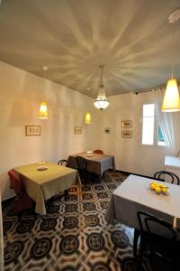 un restaurant avec deux tables dans une pièce dans l'établissement Erasmo Rooms & Breakfast, à Finale Ligure