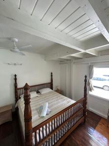 a bedroom with a large bed in a room at Casa Papaya in Marigot