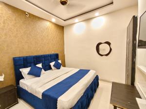 a bedroom with a blue bed in a room at Hotel Gareen By Du Rooms Near Delhi University Kamlangar in New Delhi