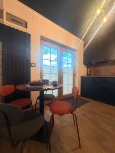 a kitchen with a table and chairs in a room at Tiny Jazz in Gărâna