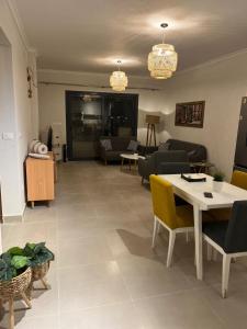a living room with couches and a table and chairs at جايا راس الحكمه in Jalāl +1 photo