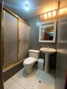 a bathroom with a toilet and a sink at Hotel continental in Urbanizacion Buenos Aires