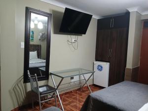 a bedroom with a desk and a mirror and a bed at Hotel continental in Urbanizacion Buenos Aires