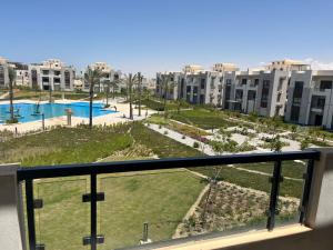 a balcony with a view of a park and buildings at جايا راس الحكمه in Jalāl
