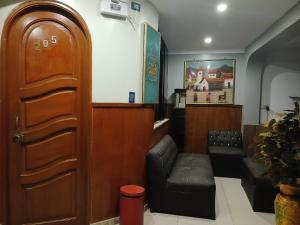 a waiting room with a door and a couch at Hotel continental in Urbanizacion Buenos Aires