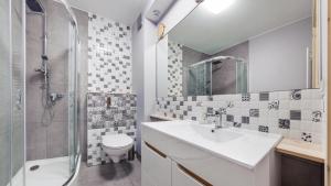 a bathroom with a sink and a shower and a toilet at Jantar Park in Jantar +10 photos