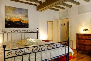 1 dormitorio con 1 cama y una pintura en la pared en Rhein River Guesthouse - direkt am Rhein, en Leverkusen