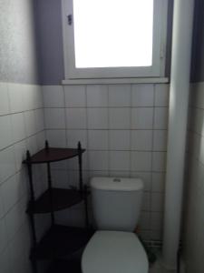 a bathroom with a white toilet and a window at Chambre double Greg en colocation in Montpellier +1 photo