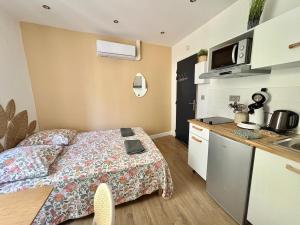 a hotel room with a bed and a kitchen at Coudert VI l Petit Studio Climatisé Hyper Centre in Castres