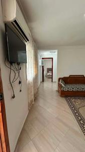 ein Zimmer mit einem Flachbildfernseher an der Wand in der Unterkunft Marsa plage kelibia in Kelibia