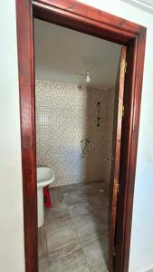 ein Badezimmer mit Toilette und Waschbecken in der Unterkunft Marsa plage kelibia in Kelibia