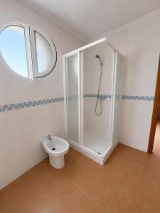 a bathroom with a shower and a toilet at Urban Suite in Los Alcázares