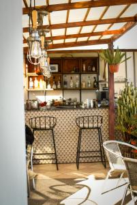a kitchen with chairs and a counter with a bar at Maison verte - Guest House in Arequipa