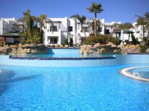 a large pool with blue water in a resort at فندق دلتا شرم in Sharm El Sheikh