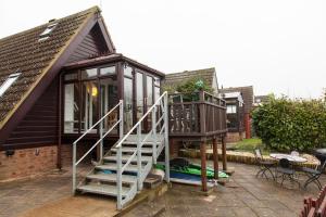 ein winziges Haus mit einer Treppe, die hinauf führt in der Unterkunft Isleham River Lodge in Isleham