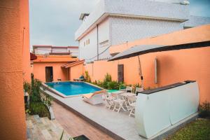 a backyard with a swimming pool and a building at Résidence Touraco in Abidjan