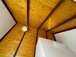 a room with a wooden ceiling and a white box at Jacuzzi Privativa, Chalé Romântico com Decoração in Monte das Gameleiras +56 photos