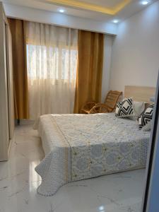 a bedroom with a bed and a window at Résidence privée à hurgada avec piscine in Hurghada
